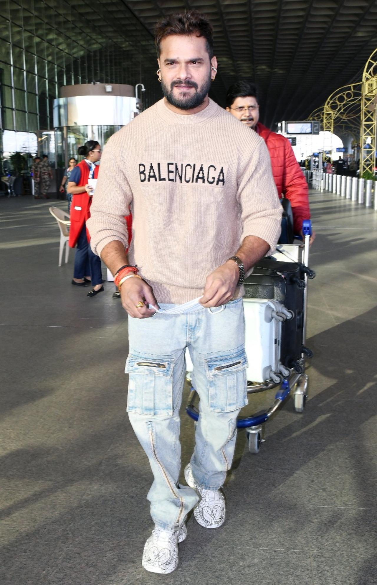 Bhojpuri star Pawan Singh, who was in Mumbai for his special appearance on Bigg Boss 19 finale, was seen heading back as he was spotted at the airport.